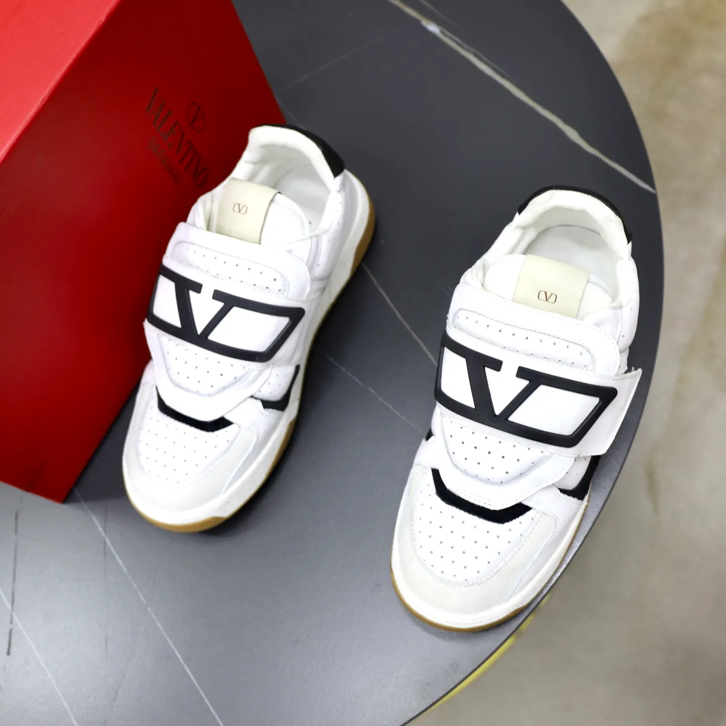 Ex-factory price: 520💰VALENTINO/Valentino Men's latest low-top thick-soled sports shoes are shipped. Made with heavy industry, men's fine casual sports shoes, versatile style. Original leather, rubber lines embellished with geometric segmented uppers, hand-stitched, novel and fashionable, rubber soles with details on the front and back, and the tongue is decorated with the Valentino Garavani Logo, which is comfortable, breathable and durable! Comes with full original packaging! Code number: 38-39-40-41-42-43-44 (45, 46 can be customized)